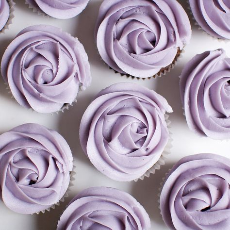 Lilac Cupcakes Wedding, Lilac Cupcakes Lavender, Purple Rose Cupcakes, Pastel Purple Cupcakes, Lilac Cake Aesthetic, Light Purple Cupcakes, Cupcakes Lila, Purple Cupcakes Ideas, Lilac Birthday Party Ideas