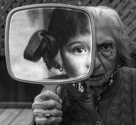 Reflection Art, Reflection Photography, Trik Fotografi, Foto Art, A Level Art, Gcse Art, Ap Art, Old Woman, Jolie Photo