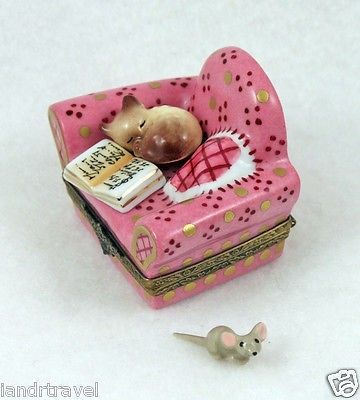 NEW FRENCH LIMOGES BOX SIAMESE KITTY CAT KITTEN SLEEPING IN PINK CHAIR & MOUSE (02/04/2014) Siamese Kitty, Kitten Sleeping, Cat Trinket, Charmmy Kitty, Cat Figurines, Sleeping Kitten, Beautiful Objects, English China, French Porcelain