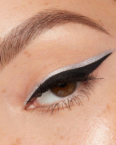 Black eyeliner doubled with silver line by makeup artist nikobeaute for Nars Cosmetics. Black And Silver Eye Makeup, Peach Eye Makeup, Double Eyeliner, Kim Makeup, Silver Eyeliner, Slay Makeup, Silver Eye Makeup, Nye Makeup, Black Hair Accessories