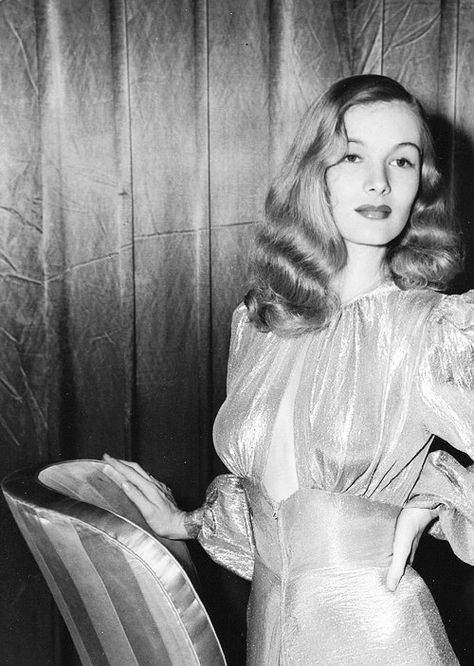 Veronica Lake 1940s The Veronicas, Veronica Lake, Classic Actresses, Hollywood Icons, Hollywood Glam, Old Hollywood Glamour, Golden Age Of Hollywood, Vintage Glamour, Look Vintage