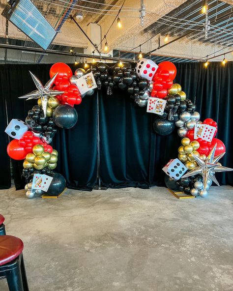 Casino Night Balloon Arch, Casino Balloon Arch, Vegas Theme, Casino Party Decorations, Presents Ideas, 30 Birthday, 21 Birthday, Card Party, Birthday Party 21