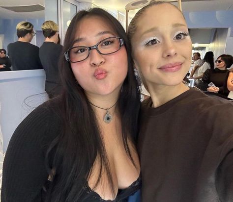 ariana and a fan at the rem beauty nyc event Ariana Grande Today, Ponytail Girl, Ariana Grande Sweetener, Ariana Grande Fans, Somewhere Over The Rainbow, Fan Picture, I Adore You, What To Say, Eternal Sunshine