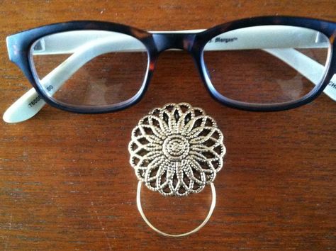 Magnetic Eyeglass Holder, Simple Floral Design, Celtic Heart, Eyewear Shop, Eye Wear, Heart Sweater, Glasses Shop, Eyeglass Holder, Keep Track