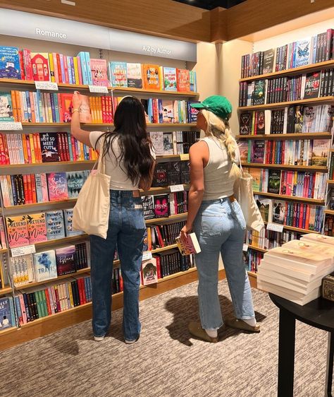 Bookstore Friends, Photos In Bookstore, Library Friends, Bookish Fashion, Book Shopping Aesthetic, Book Club Outfit, Book Club Aesthetic, Besties Pictures, Clubbing Aesthetic