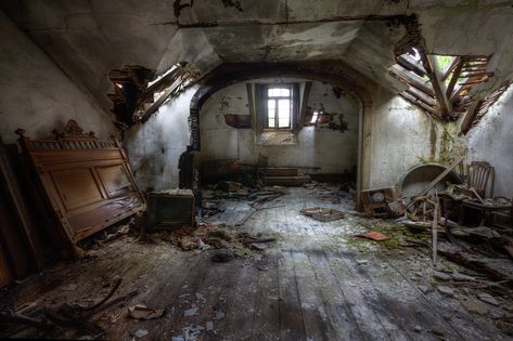 Abandoned Houses Interior, Abandoned Attic, Horror Forest, Old Attic, Southern Gothic Aesthetic, Environment Photography, Attic Playroom, Best Boyfriend Gifts, Attic Bathroom