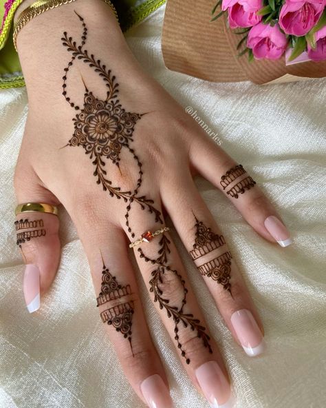 Tattoo studio Life Line Vines Mehndi Design, Henna Designs Leaves, Henna Leaves Design, Vine Henna Designs, Vine Henna, Henna Vines, Fingers Henna, Mehendi Tattoo, Mehndi Tutorial