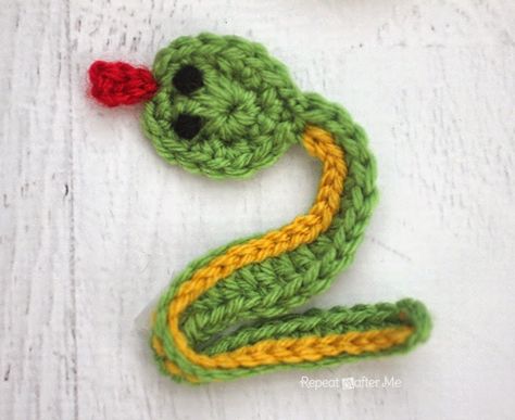 V is for Viper: Crochet Viper Snake Applique - Repeat Crafter Me Snake Applique, Crochet Snake, Viper Snake, Crochet Alphabet, Crochet Flats, Crochet Embellishments, Repeat Crafter Me, Elephant Applique, Crochet Bebe