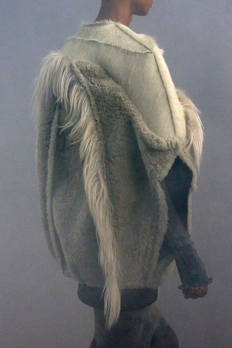 Rick Owens Fall 2022 Ready-to-Wear Fashion Show | Vogue Runway Looks, Textiles Fashion, Fall 2022, Rick Owens, Baby Fashion, Fashion News, Celebrity Style, Fur Coat, Latest Fashion