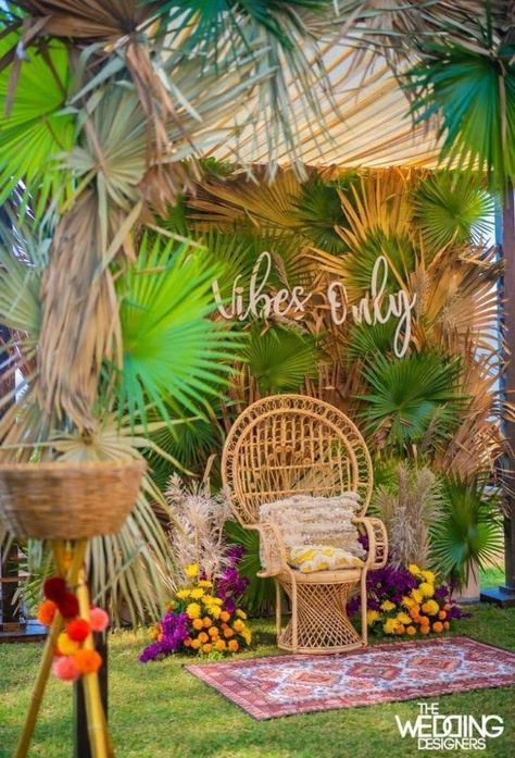 Bohemian Theme Mehendi Decor, Bohemian Mehendi Decor, Bohemian Theme Party Decoration, Garden Restaurant Design, Boho Garden Party, Mandap Design, Mehendi Decor Ideas, Indian Wedding Decor, Salon Suites Decor