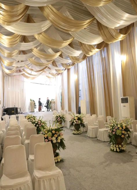 Mandap Ceiling Decor, Marriage Pandal Decoration, Hanging Ceiling Decor Wedding, Wedding Ceiling Decorations Draping, Event Ceiling Design, Banquet Hall Decorations Wedding, Party Hall Decor Ideas, Tenda Nikahan, Wedding Pandal