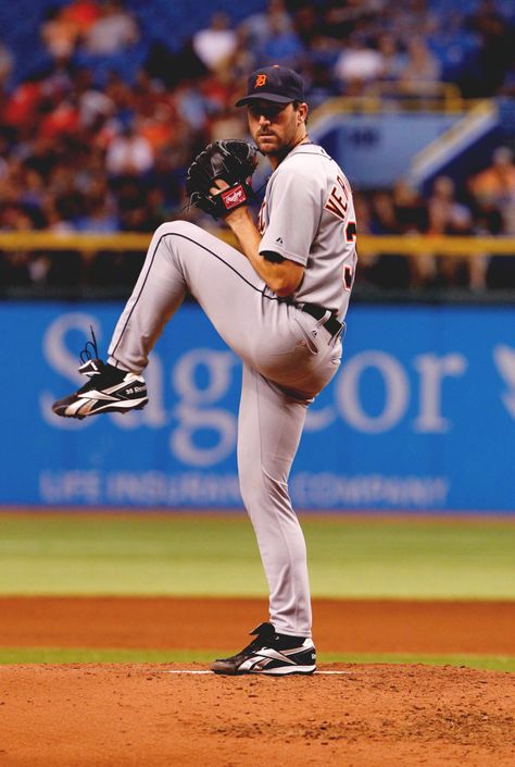 Justin Verlander- Hes the best in the game, he can hit 100 after throwing over 130 pitches in a game. Citi Field, Baseball Pitcher, Justin Verlander, Detroit Sports, Detroit Tigers Baseball, Baseball Guys, Go Tigers, Basketball Workouts, Tigers Baseball