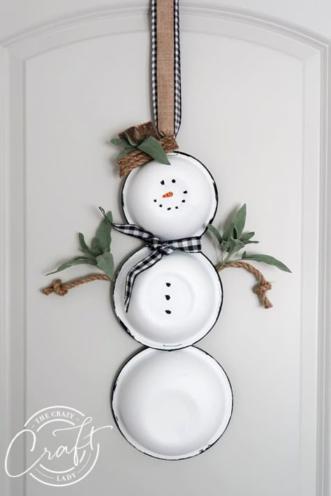 Christmas Dollar Tree Crafts, Christmas Dollar Tree, Metal Mixing, Christmas Craft Decor, Snowman Door Hanger, Diy Snowman Ornaments, Snowman Crafts Diy, Hanger Crafts, Snowman Door