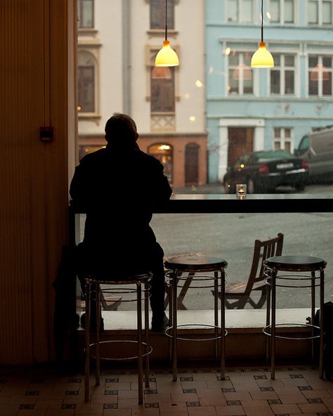 Que acham de colocar pessoas sentadas na janela??? Acho que assim quem passa na rua vai enxergar mais movimento na Roti.    Kaffemisjonen | Bergen, Norway Cafe Society, People Watching, Looking Out The Window, City Street, Couple Videos, Coffee Cafe, Coffee Bean, Cafe Interior, Cafe Restaurant