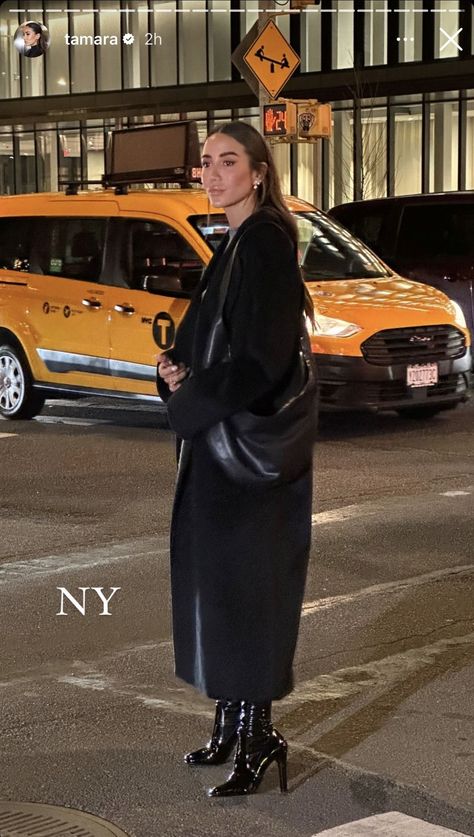 Long Black Coat Outfit Winter Classy, Tamara Kalinic 2023, Classy Rainy Day Outfit, City Outfits Winter, New York Winter Outfits, New York City Outfits Winter, Winter Outfit Guide, New York City Outfits, Chilly Weather Outfits