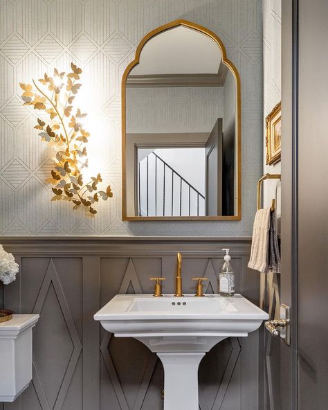 Tiffany Skilling Interiors on Instagram: “We had so much fun designing the custom wainscoting in this powder bath at Fair Oaks. And don't even get us started on how much we love the…” Rock Bathroom, Wc Decoration, Modern Vintage Bathroom, Powder Room Remodel, Vintage Bathroom Decor, Bilik Air, Powder Room Decor, Blowing Rock, Bathroom Remodel Designs