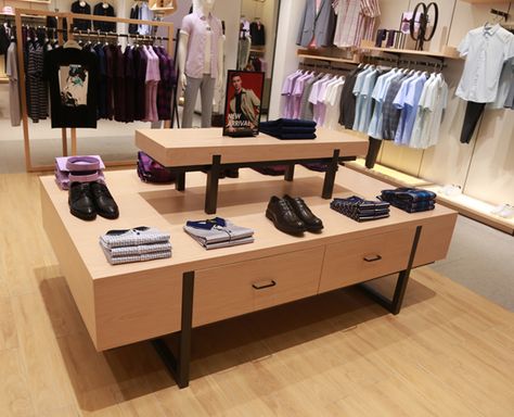 wood display table for clothing store Boutique Table Display, Garment Shop Interior Design, Shop Interior Design Clothes, Clothes Shop Design, Shop Shelf, Display Tables, Cash Counter, Clothing Rack Display, Clothing Store Displays