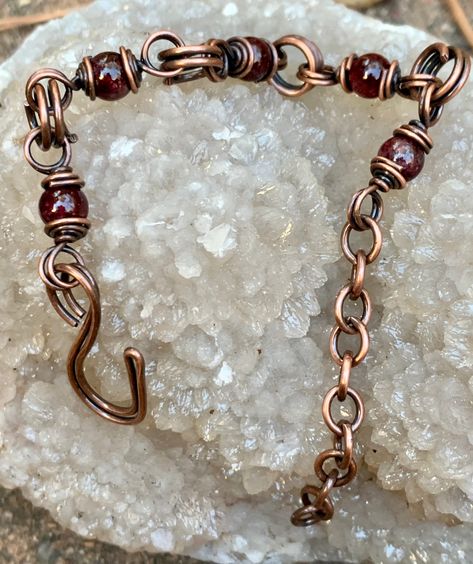 Handmade Double Copper Links Bracelet with deep red Garnet Beads. Wire Links For Jewelry, Copper Bracelets, Wired Necklaces, Copper Wire Bracelet, Handmade Jewelry Ideas, Diy Jewelry Clasp, Copper Jewelry Diy, Handmade Copper Bracelet, Rustic Bracelet