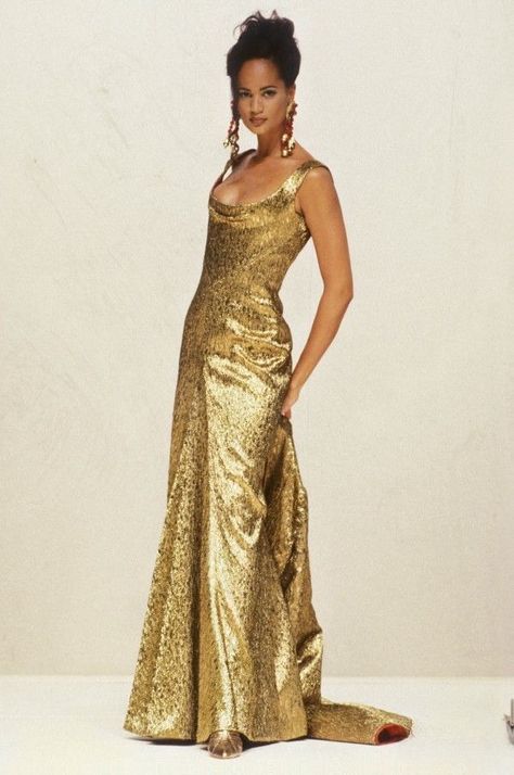 Jean-Louis Scherrer - Fall 1993 Couture Gold And Silver Outfit Fashion, Golden Outfit Aesthetic, Gold Runway Dress, Vintage Runway Fashion, Gold Formal Dress, Runway Gowns, Gala Outfit, Runway Fashion Couture, Original Supermodels