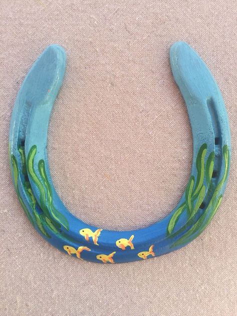 Western Crafts Diy, Painted Horseshoes, Horseshoe Ideas, Horseshoe Crafts Projects, Ribbon Display, Diy Horse, Horseshoe Projects, Western Crafts, Orange Fish