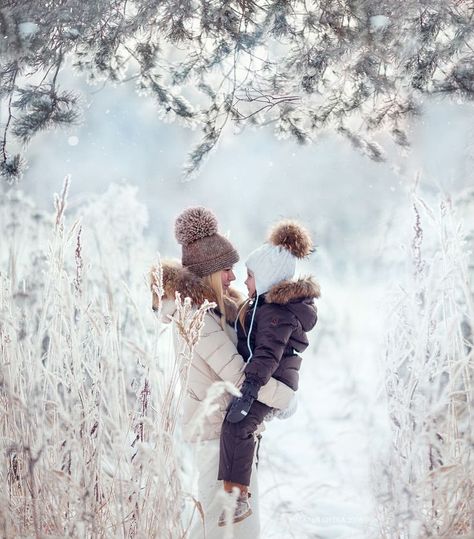 Snow Family Pictures, Baby Pictures Poses, Winter Family Photoshoot, Winter Family Photography, Winter Family Pictures, Cold Christmas, Mother Daughters, Snow Photoshoot, Winter Family Photos