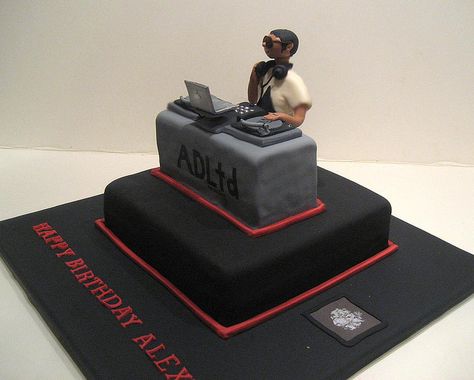 DJ Cake by BCakeNY, via Flickr. #djculture #musiccakes http://www.pinterest.com/TheHitman14/dj-culture-vinyl-fantasy/ Dj Themed Cakes For Men, Wwe Cake, Musical Cake, Record Cake, Dj Cake, Rocket Cake, Music Cakes, Music Cake, Dinosaur Cupcakes