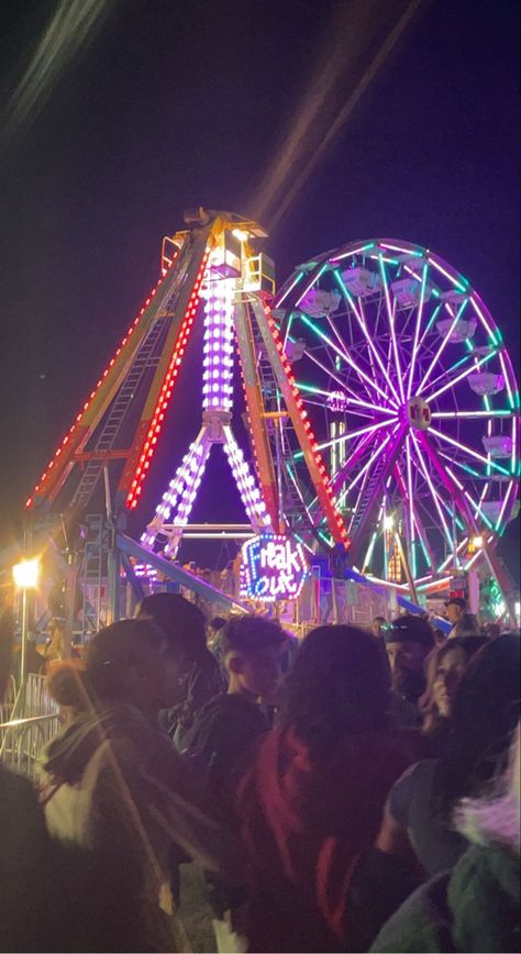 Carnival Aesthetic Night, Fair At Night, Fair Pics, Fair Girls, Carnival Aesthetic, Fair Aesthetic, Fair Season, Preppy Pics, Fair Carnival