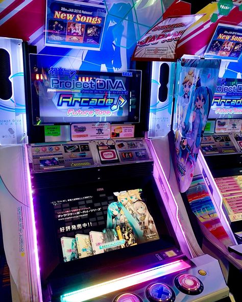 miku Rhythm Game Aesthetic, Arcade Layout, Japanese Arcade, Kirby Pokemon, Anime Bedroom Ideas, Bug Hotel, Japan Games, Arcade Machine, Rhythm Games