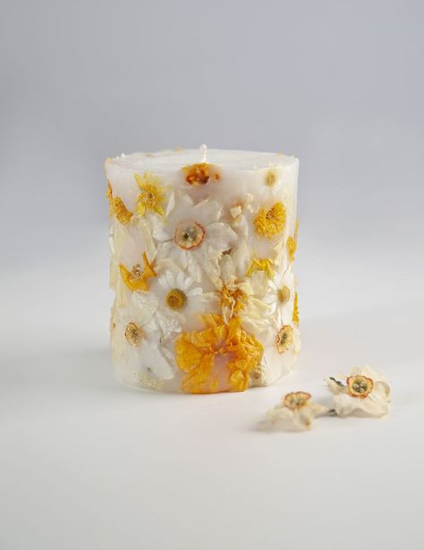 A sweet candle made of dried daffodils, keria, daisies and spring primroses Candles With Pressed Flowers, Dried Floral Candle, Homemade Pressed Flower Candles, Candles With Crystals And Flowers, Botanical Candle, Wood Scented Candles, Homemade Scented Candles, Beautiful Wooden Boxes, Candle Making Business