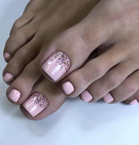 Glitter Toenails Pedicures, Rose Gold Pedicure Toenails, Mauve Pedicure Toenails, Pedicure Ideas For Wedding, Soft Pink Pedicure Ideas, Shellac Toes Summer, Glitter Pedicure Ideas, Pink Glitter Toe Nails, Shellac Pedicure Toenails