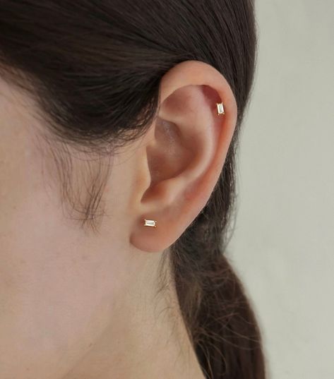 Minimalist Ear Piercings, Ear Peircings, Ear Piercing Studs, Minimalist Stud Earrings, Earring Minimalist, Cool Ear Piercings, Pretty Ear Piercings, Minimalist Earrings Studs, New York Studio