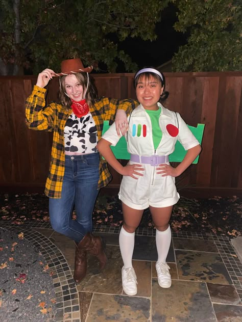 diy best friend cute halloween idea toy story Buzz Halloween Costume, Woody Toy Story Costume, Fantasias Toy Story, Buzz Costume, Disfraz Toy Story, Friend Halloween Costumes, Diy Girls Costumes, Best Friend Halloween