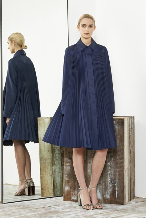 Sportmax Resort 2015 Pleats Fashion, Fashion Design Clothes, 2015 Fashion, Fashion Details, Pleated Dress, Hijab Fashion, Modest Fashion, Paris Fashion Week, Beautiful Dresses