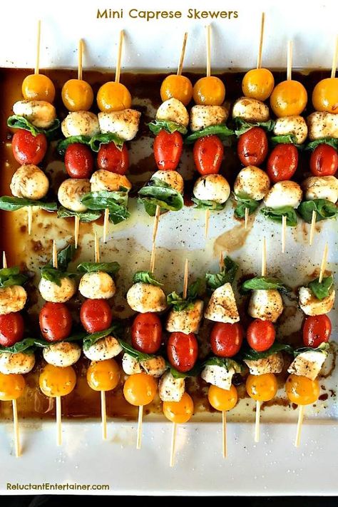 Mini Caprese Skewers | Savory Skewer Recipes | Quick And Easy Homemade Recipes | https://homemaderecipes.com/12-skewer-recipes/ Food Skewers, Caprese Bites, Quick Appetizer, Skewer Appetizers, Caprese Skewers, Skewer Recipes, Easy Appetizers, Quick Appetizers, Food Party