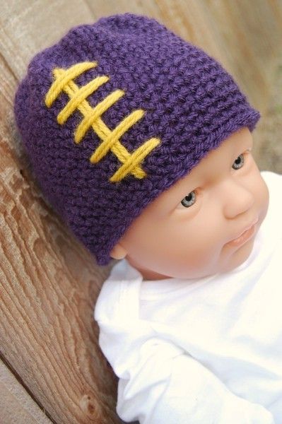 knit/crochet football hat in team colors . diy . no pattern here but take simple knit/crochet hat pattern and add on the laces Beanie Ideas, Football Crochet, Lsu Babies, Football Head, Baby Boy Crochet, Crochet Football, Needle Knitting, Boy Crochet, Lsu Tigers Football