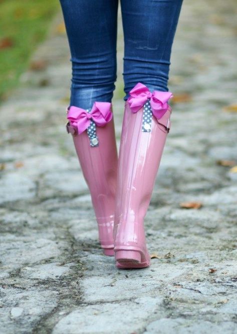 Super cute bow clips to add to your hunting boots! Hunter Boots Outfit, Pink Rain Boots, Fashion Over Fifty, Puddle Jumping, Rain Boots Fashion, Pink Rain, Wellies Rain Boots, Clothing Finds, Hunter Wellies