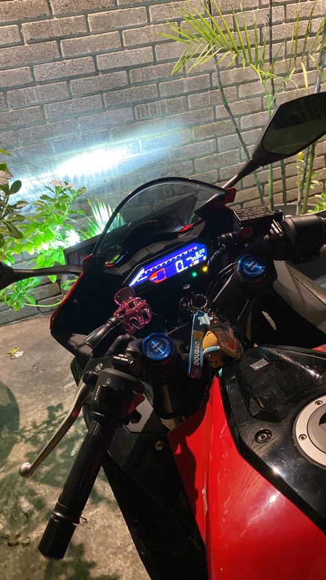 Motorcycle Snap, Instagram Black Theme, Gtr Car, Bike Aesthetic, Cosy Outfit, Bike Photoshoot, Mecca Wallpaper, Study Pictures, Classy Photography