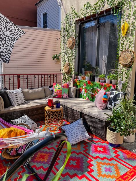 Colorful Patio Decor, Kitchen Outside, Patio Wall Decor, Tropical Patio, Small Patio Decor, Colorful Patio, Boho Patio, Patio Wall, Home Decor Ideas Living Room