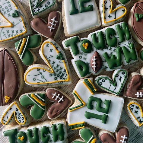 Superbowl Cookies Royal Icing, Football Themed Cookies Royal Icing, Superbowl Cookies Decorated, Football Sugar Cookies Royal Icing, Football Cookies Decorated, Football Sugar Cookies, Kitchen Cookies, Football Cakes, Fall Decorated Cookies