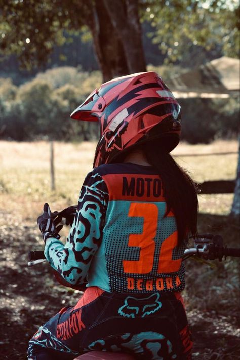 Motocross Girls Outfits, Bike Riding Outfits, Motorcross Girl, Biking Outfits, Dirt Bike Riding Gear, Female Race Car Driver, Motocross Girls, Fox Racing Clothing, Bike Outfits