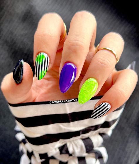 Halloween Nails Purple Green Orange, Halloween Nails Acrylic Short Round, Nail Liner Art, Gel Nail Designs October, Neon Halloween Nails Short, Simple Bettle Juice Nails, Bettel Juice Nail, Drop Nails Art, Nails 2023 Trends Halloween