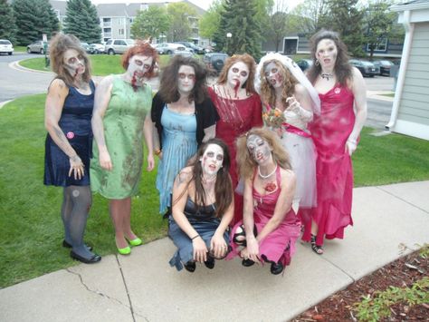 After attending a million bachelorette parties that all felt the same, the bride's sister decided to do something unique: a zombie bachelorette party! Hens Night Theme, Zombie Make Up, Zombie Crawl, Halloween Bachelorette Party, Zombie Wedding, Bach Party Ideas, Bridesmaids Party, Brides Sister, Themed Bachelorette Party