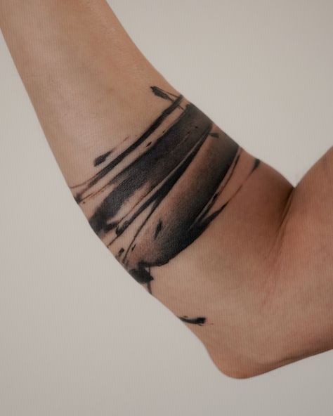 Embracing the flow #abstractattoo#abstract#abstractart#armband#armbandtattoo Abstract Armband Tattoo, Brush Tattoo, C Tattoo, Tattoo Bracelet, Abstract Tattoo, Armband Tattoo, Arm Tattoo, Arm Band, Tatting