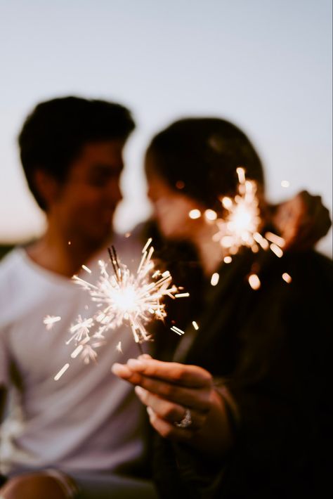 Sparklers Engagement Photos, Engagement Photos With Sparklers, Sparkler Photoshoot Couple, Fourth Of July Sparklers Pictures, 4th Of July Couple Pictures Sparklers, Firework Engagement Photos, Sparkler Engagement Photos, Photoshoot With Sparklers, 4th Of July Couple Outfits