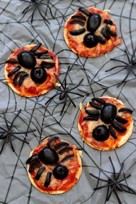 Snack Halloween, Halloween Finger Foods, Halloween Pizza, Easy Halloween Snacks, Halloween Buffet, Halloween Food Appetizers, Bricolage Halloween, Halloween Menu, Halloween Fest