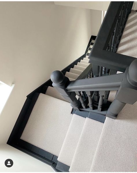 Black Painted Stairs, Dark Staircase, Stairs And Hallway Ideas, Black Staircase, Stairs Landing, Staircase Landing, Black Stairs, Painted Staircases, Staircase Runner