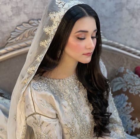 Nikkah Hairstyles Simple, Simple Nikkah Bride, Makeup For Grey Dress, Nikkah Makeup, Nikkah Look, Pakistani Makeup Looks, Eid Fits, Nikah Dresses, Nikkah Ideas