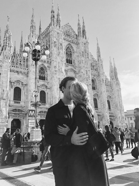 Milano Couple Photos, Milan Engagement Photos, Milan Couple Photos, Milano Couple, Lake Como Couple, Milano Photo Ideas, Milan Photo Ideas, Milan Photoshoot, Milan Photos