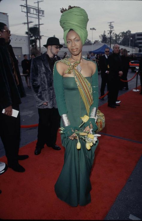 Erika Badu 90s, Young Erykah Badu, Erykah Badu Style 90s, Erykah Badu Photoshoot, Erykah Badu Inspired Outfits, Erykah Badu And Andre 3000, Erica Badu Aesthetic, 90'outfits Ideas, Erykah Badu Style Outfits