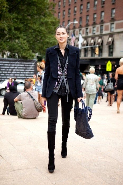 How To Layer Clothes For Fall, Ny Fashion Week Street Style, Layer Clothes, Sequin Vest, Vest Outfit, Fashion Week 2015, Model Street Style, 2015 Trends, Ny Fashion